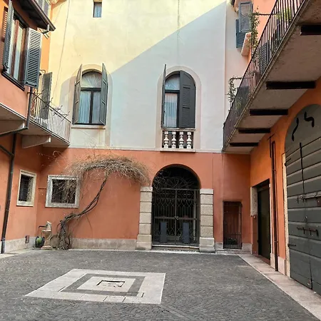 Veronajourneys Emilei Apartamento *